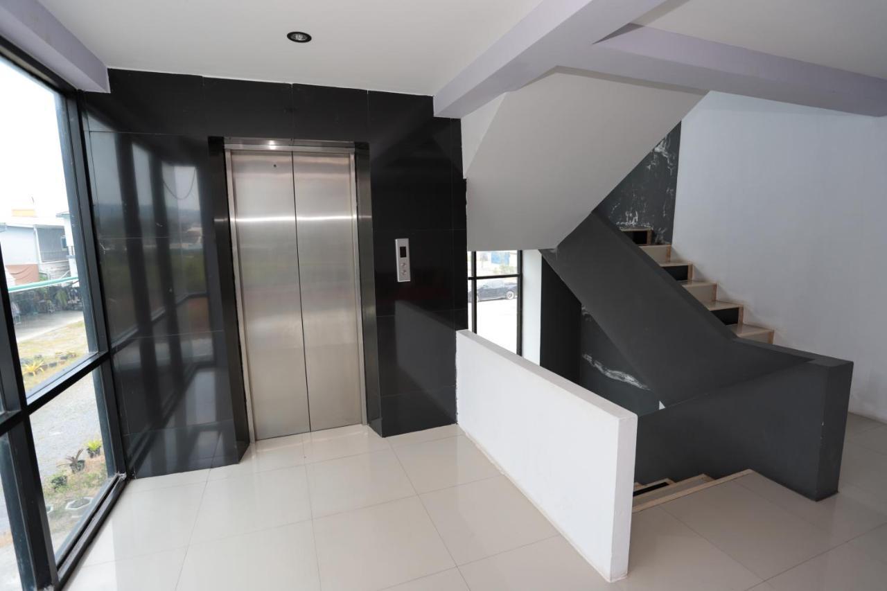 C Tower Hotel Сурат Тхани Екстериор снимка